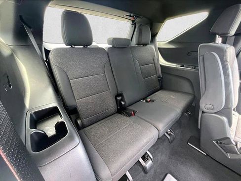 Used 2025 Chevrolet Traverse LT FWD image 30
