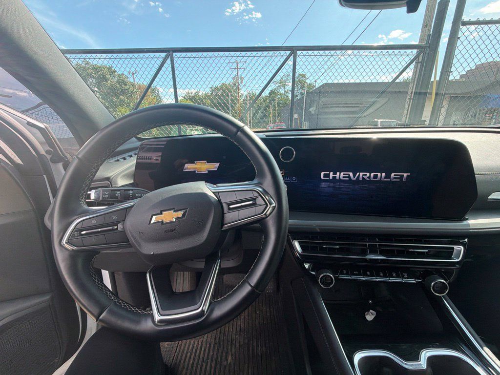Used 2024 Chevrolet Traverse LS FWD image 11