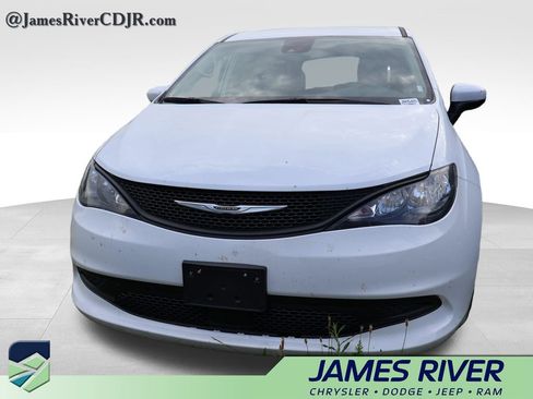 Used 2023 Chrysler Voyager LX FWD image 2