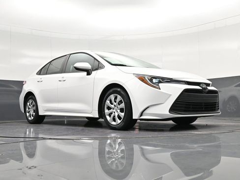 Used 2024 Toyota Corolla LE image 30
