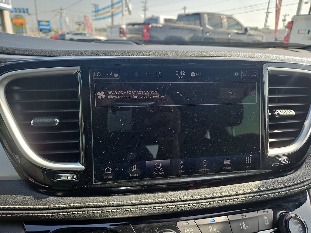 Used 2024 Chrysler Pacifica Limited FWD image 30