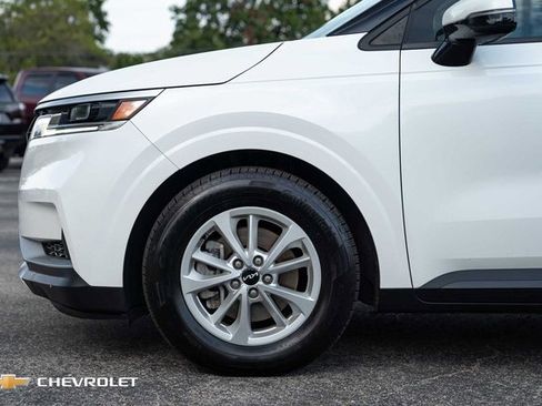 Used 2024 Kia Carnival LX image 11