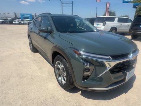 Used 2025 Chevrolet Trax LT FWD image 2