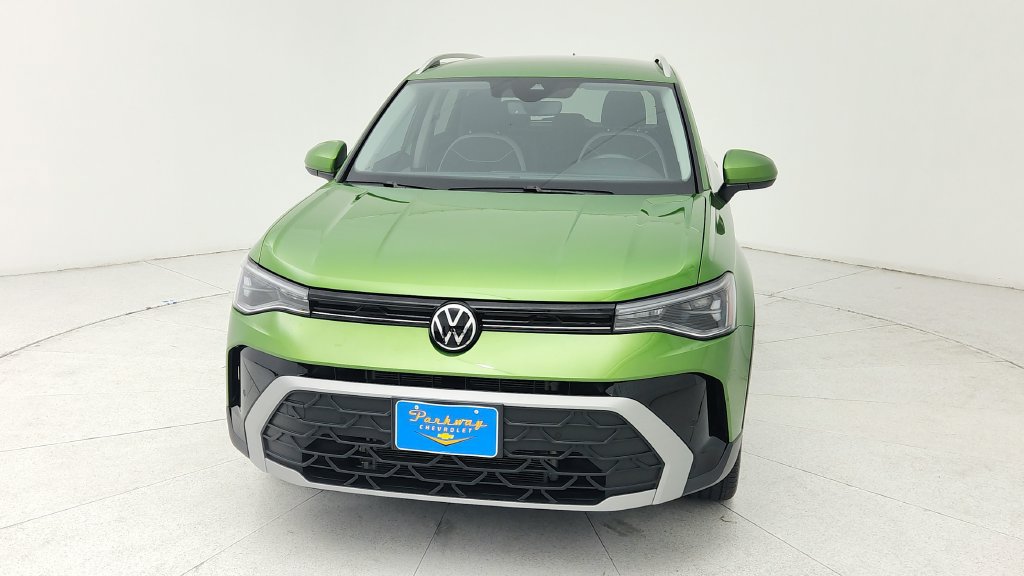 Used 2025 Volkswagen Taos SE FWD image 2
