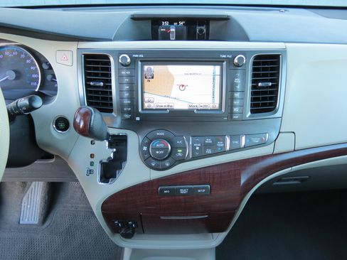 Used 2011 Toyota Sienna XLE image 20