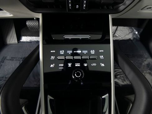 Certified 2026 Porsche Cayenne E-Hybrid Coupe AWD/4WD image 29