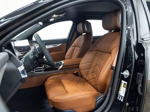 Used 2025 BMW 760i xDrive w/ Executive Package AWD/4WD image 21