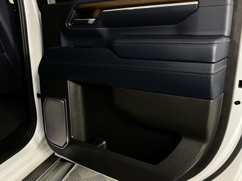 Used 2024 Chevrolet Silverado 2500 High Country w/ High Country Premium Package image 31