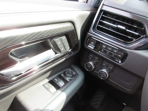New 2026 GMC Yukon XL AT4 AWD/4WD image 16