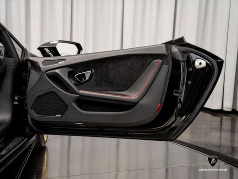 Used 2021 Lamborghini Huracan EVO RWD image 31