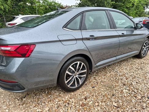 Used 2025 Volkswagen Jetta SE FWD image 3