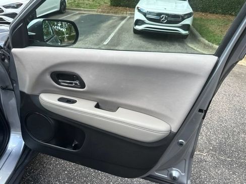 Used 2018 Honda HR-V LX image 19