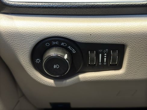 Used 2023 Chrysler Pacifica Touring-L image 33