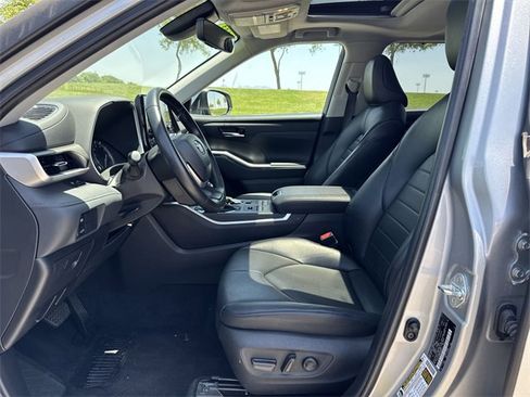 Used 2022 Toyota Highlander XLE image 23
