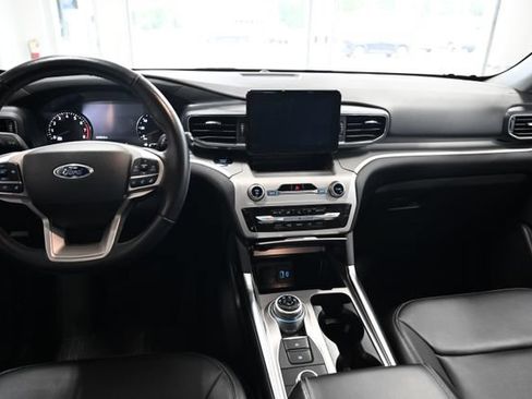 Used 2022 Ford Explorer XLT w/ Equipment Group 202A AWD/4WD image 15