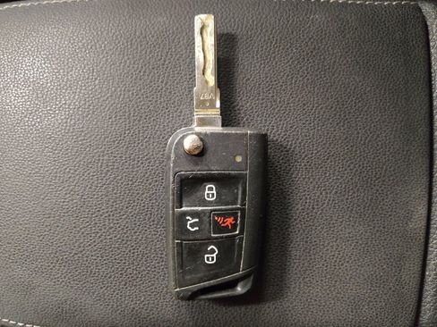 Used 2015 Volkswagen Golf S image 32