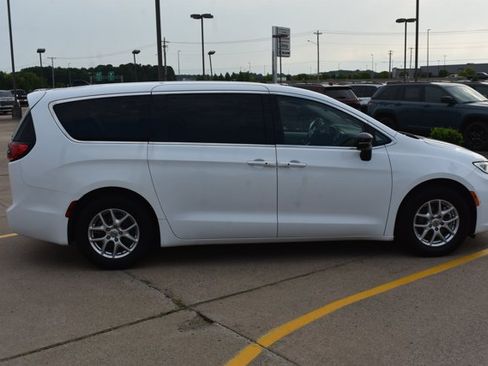Used 2024 Chrysler Pacifica Touring-L FWD image 4