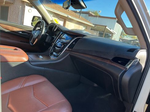 Used 2015 Cadillac Escalade Premium image 38