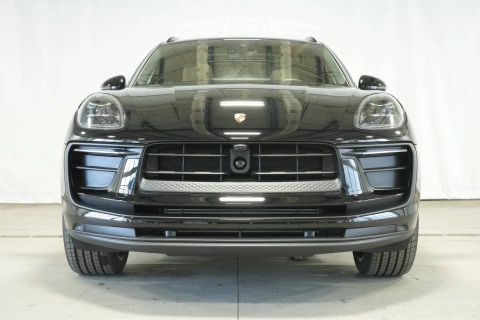 Certified 2026 Porsche Macan AWD/4WD image 11