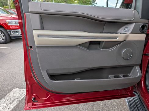 Used 2019 Ford Expedition XLT w/ Equipment Group 202A AWD/4WD image 12