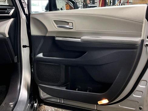 Used 2023 Toyota Sienna Limited image 22