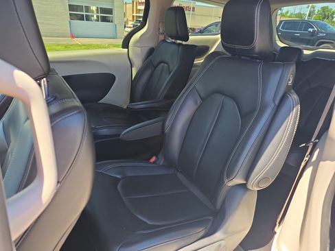 Used 2023 Chrysler Pacifica Touring-L FWD image 12