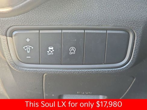 Used 2025 Kia Soul LX w/ LX Technology Package FWD image 31