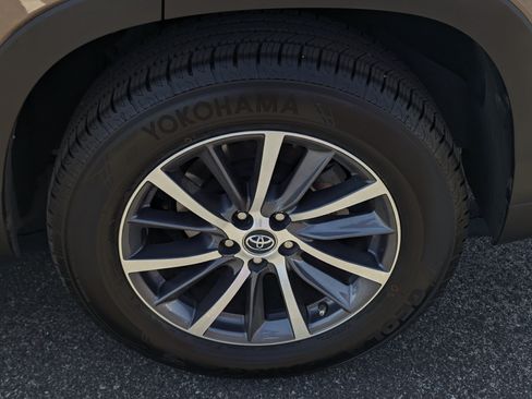 Used 2018 Toyota Highlander XLE w/ Carpet Mat Package (TMS) FWD image 7