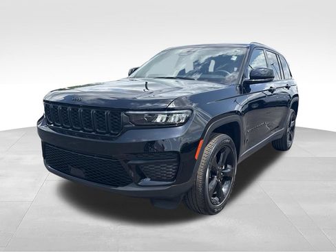Used 2023 Jeep Grand Cherokee Altitude AWD/4WD image 7
