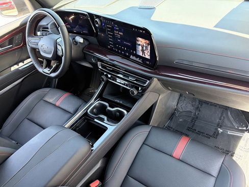 Used 2025 Chevrolet Traverse RS FWD image 12