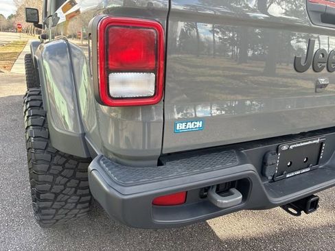 Used 2023 Jeep Gladiator Sport image 15