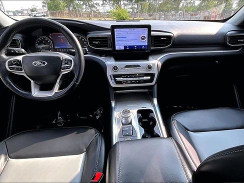 Used 2022 Ford Explorer XLT w/ Equipment Group 202A AWD/4WD image 14