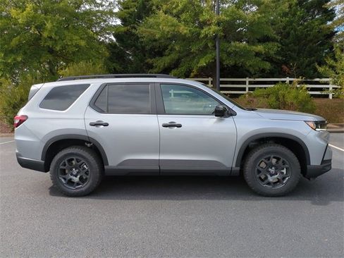 New 2025 Honda Pilot TrailSport image 3