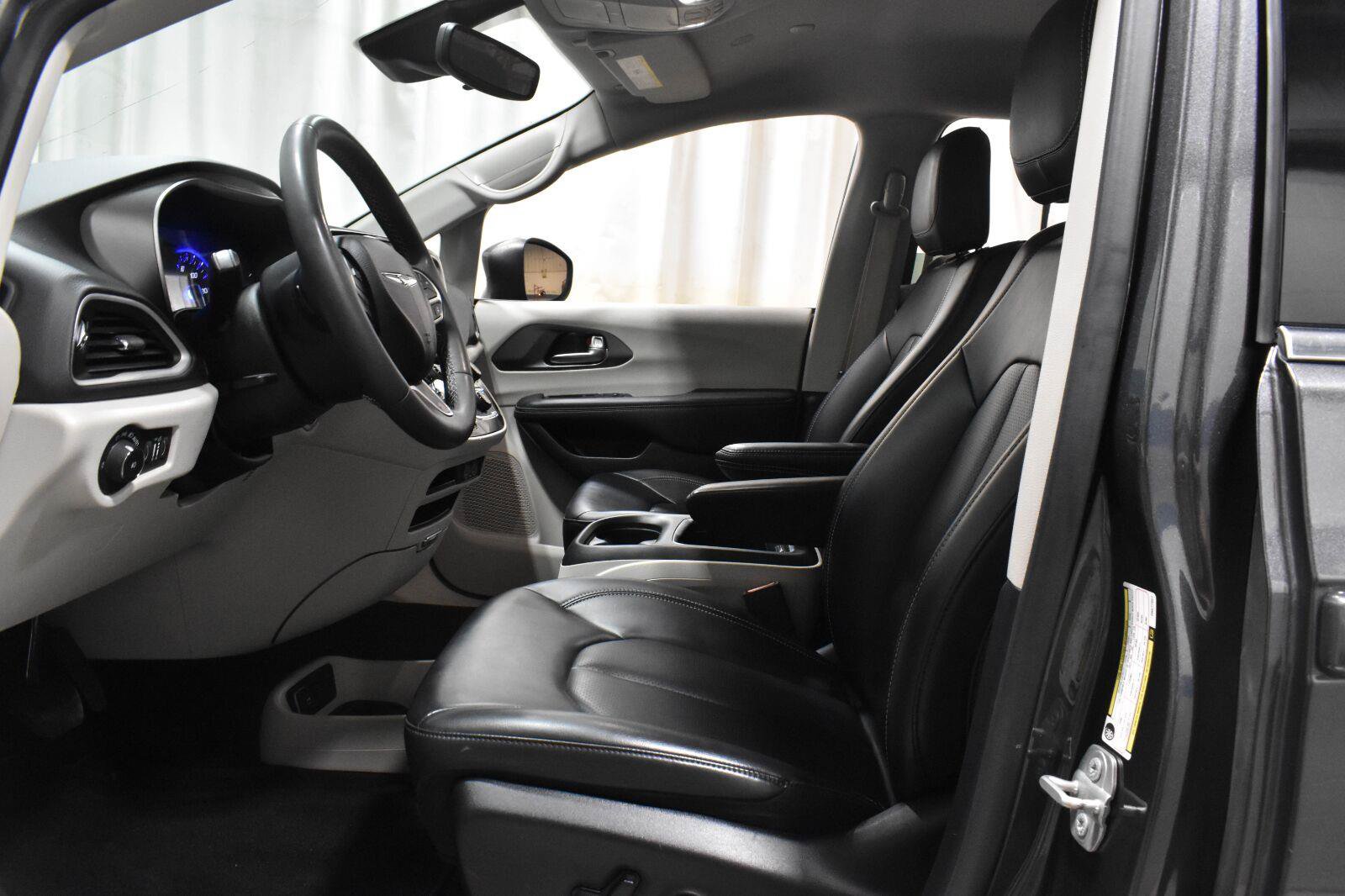 Used 2023 Chrysler Pacifica Touring-L FWD image 3