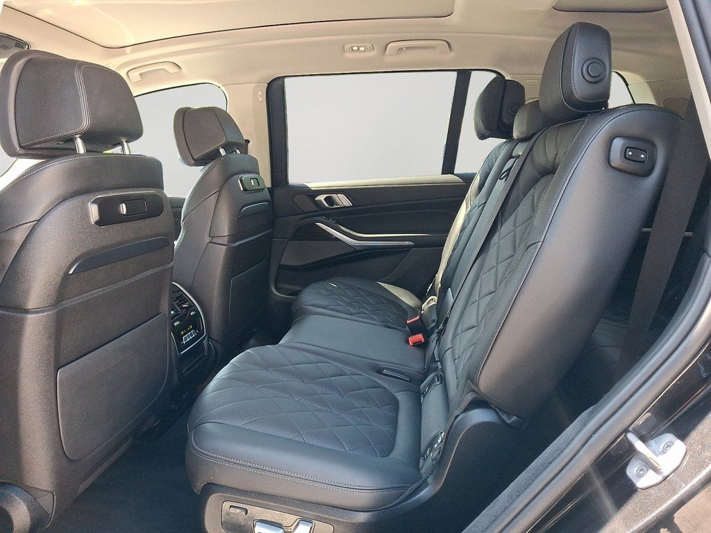 Used 2025 BMW X7 xDrive40i w/ Premium Package AWD/4WD image 8