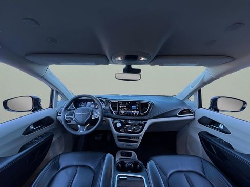 Used 2024 Chrysler Pacifica Select image 19