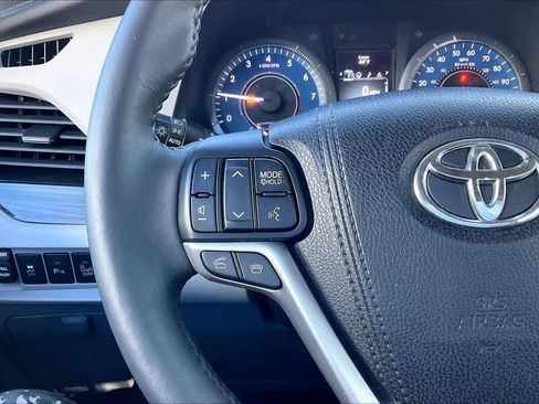 Used 2017 Toyota Sienna XLE image 20