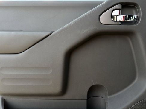 Used 2019 Nissan Frontier SV image 12