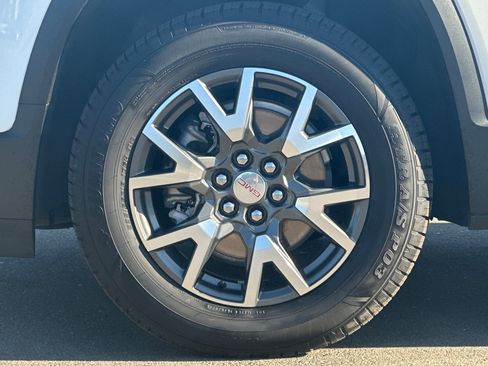 Used 2023 GMC Acadia SLE image 29