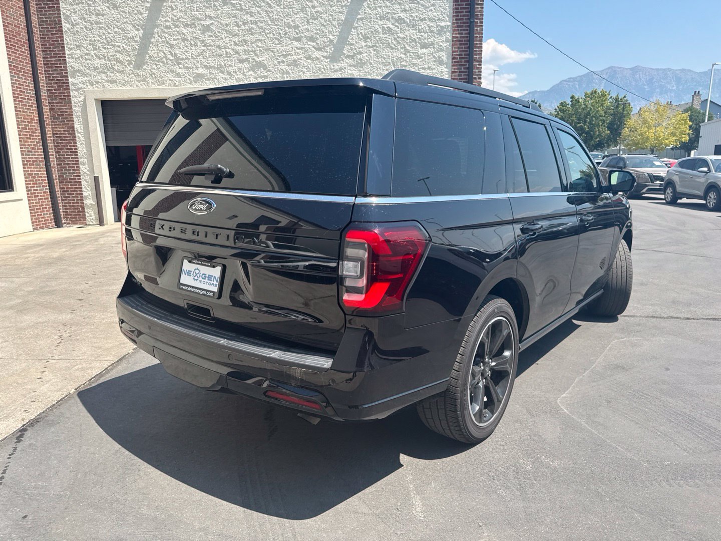 Used 2024 Ford Expedition Limited AWD/4WD image 8