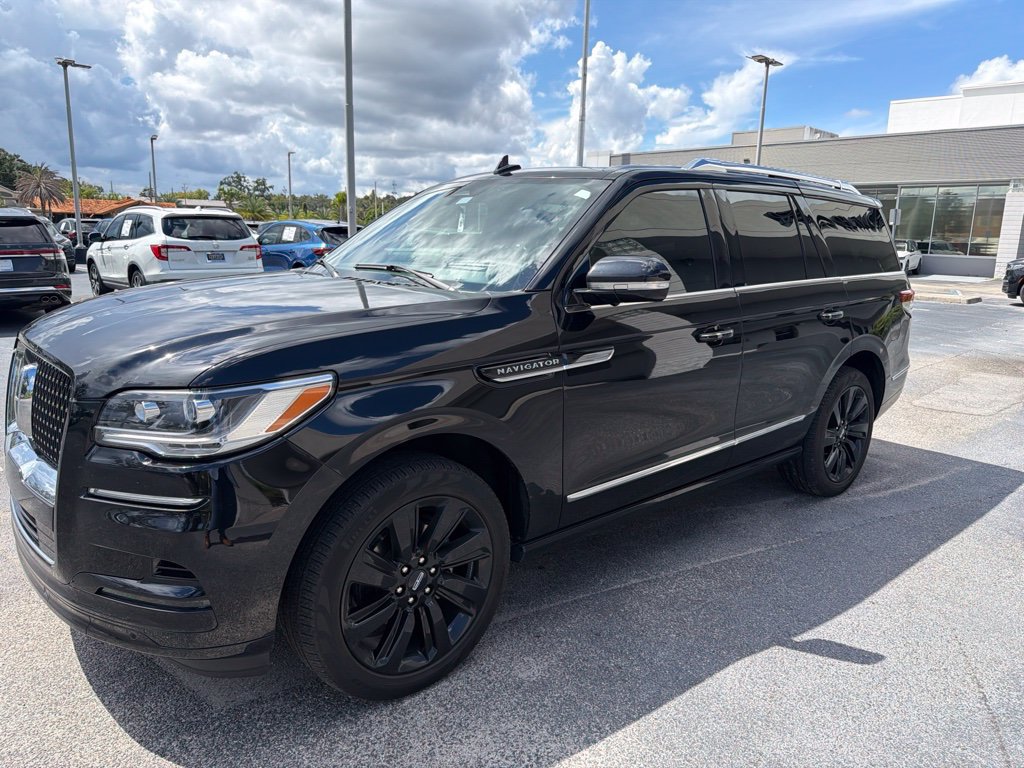 Used 2024 Lincoln Navigator Reserve w/ Monochromatic Package AWD/4WD image 5