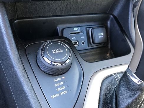 Used 2015 Jeep Cherokee Limited image 9