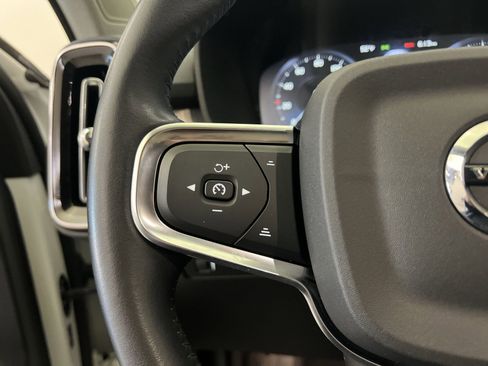 Used 2021 Volvo XC40 T5 Momentum w/ Premium Package image 33