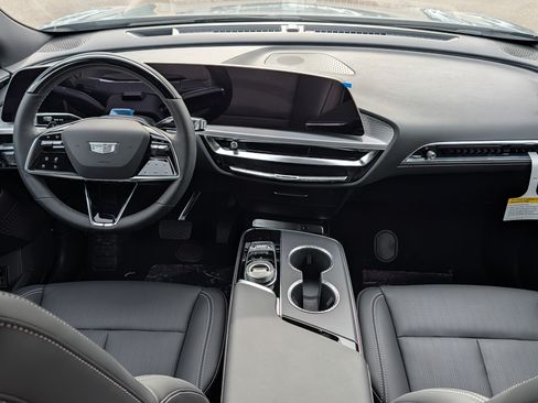 Used 2026 Cadillac Lyriq Luxury w/ LPO, Floor Liner Package AWD/4WD image 8