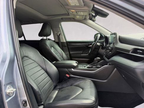 Used 2022 Toyota Highlander XLE FWD image 15