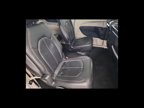 Used 2018 Chrysler Pacifica Touring-L Plus FWD image 19
