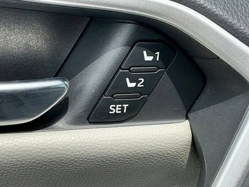 Used 2020 Toyota RAV4 Limited FWD image 15