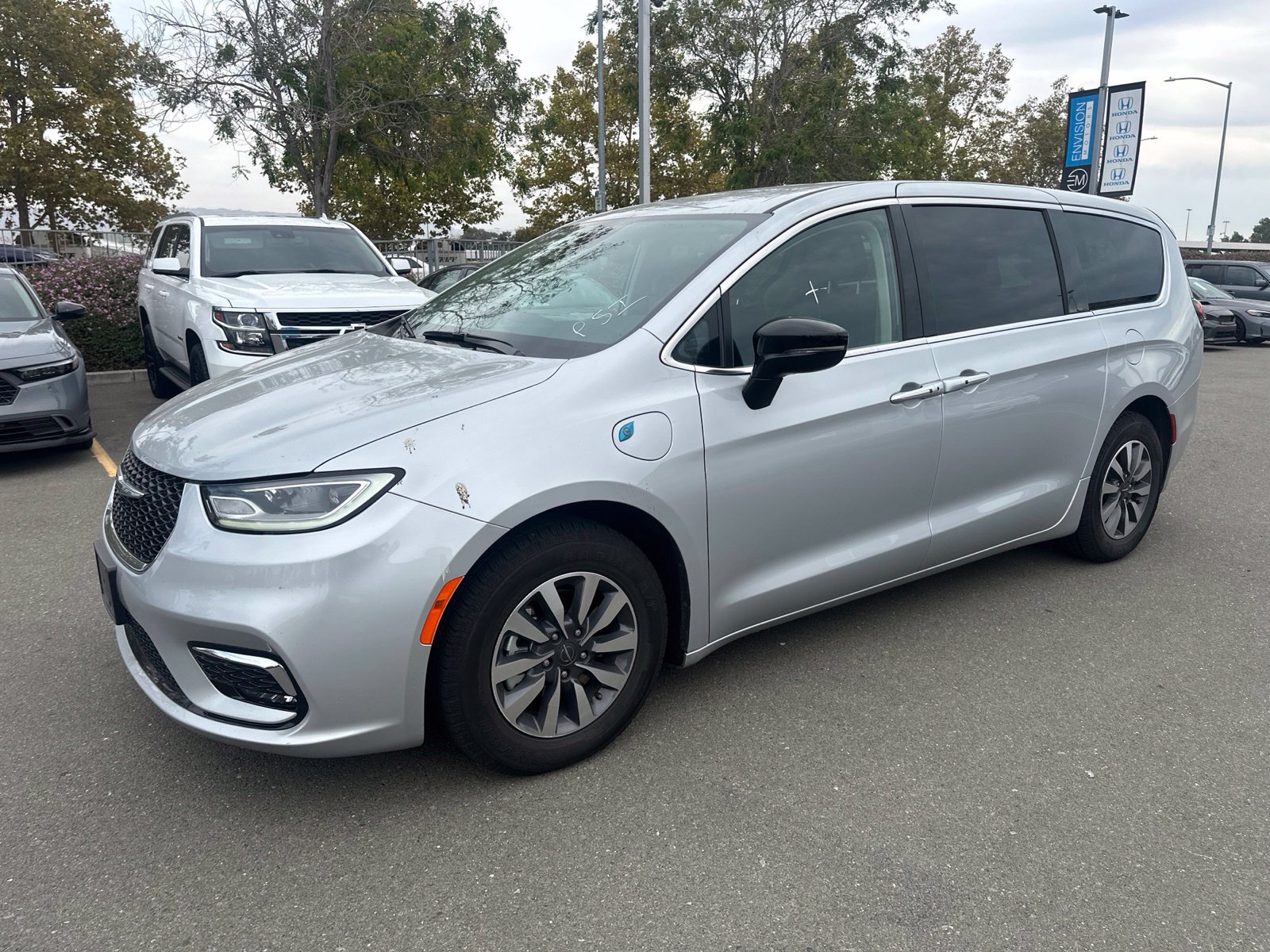 Used 2024 Chrysler Pacifica Limited FWD image 5