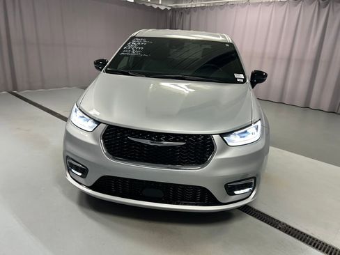 Used 2026 Chrysler Pacifica Select image 2