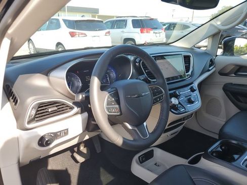 Used 2024 Chrysler Pacifica Touring-L FWD image 7